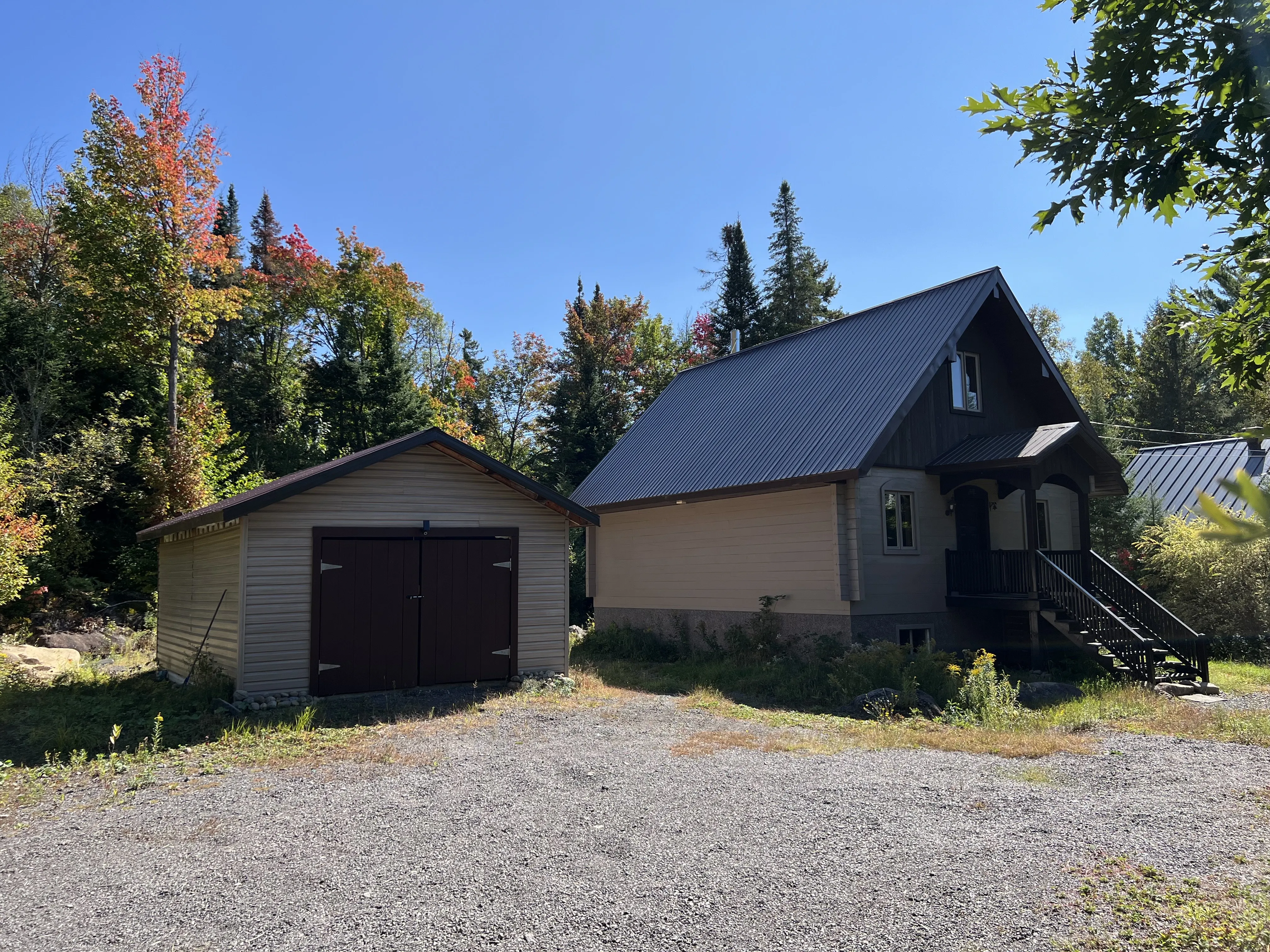 House and detached garage in the Laurentians
