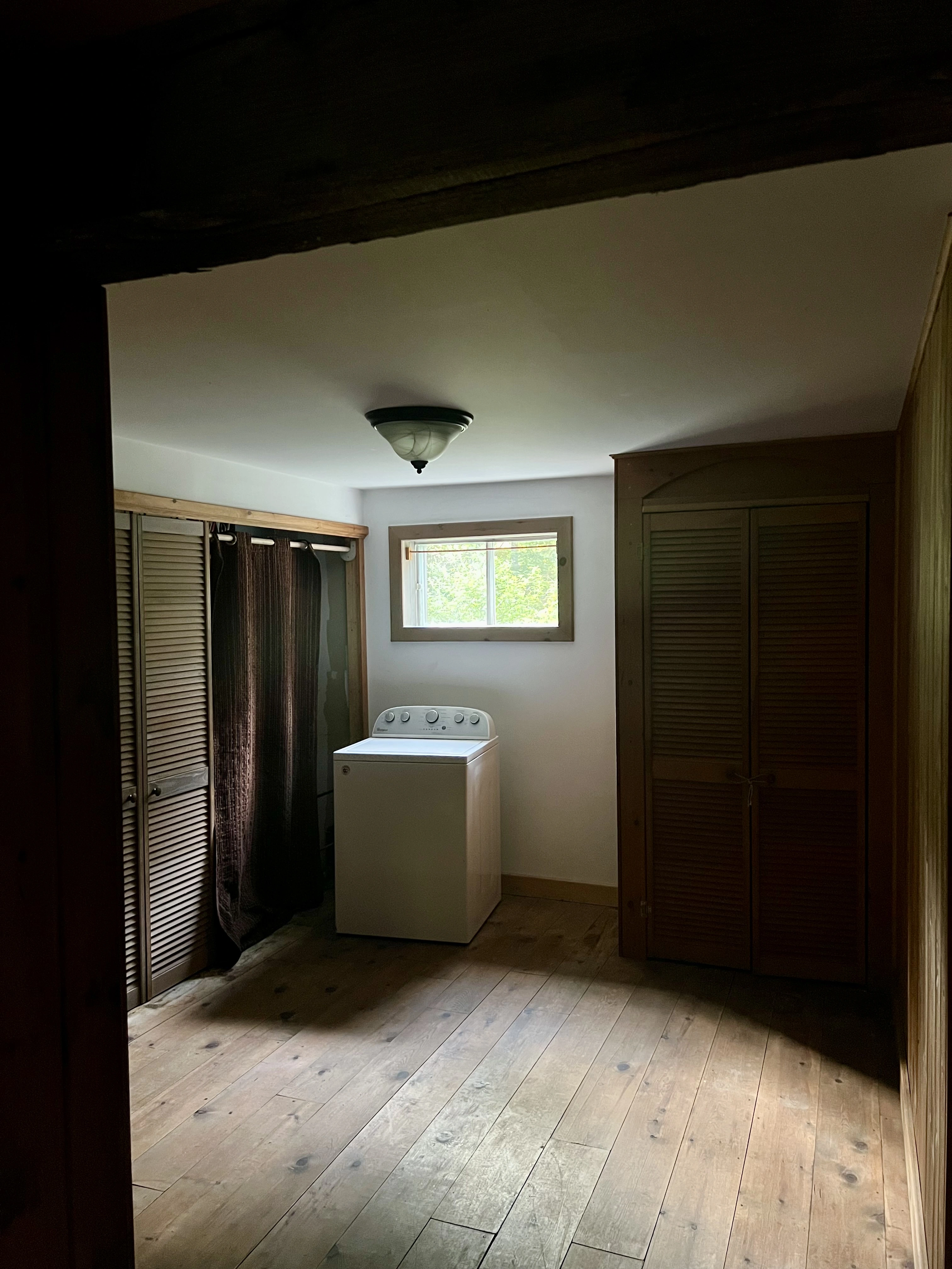 Salle de lavage avec laveuse et rangement