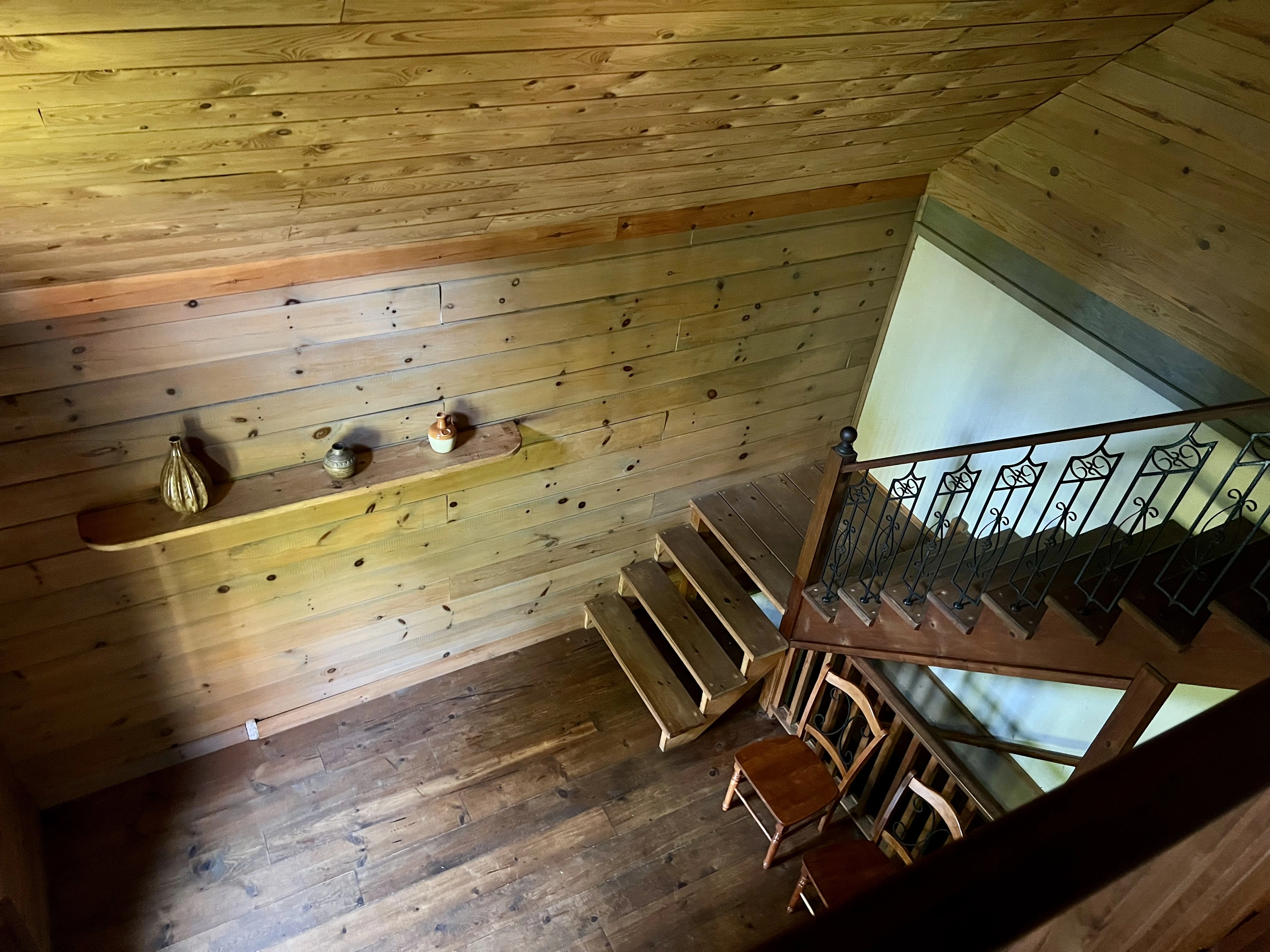 Vue de la mezzanine vers l’escalier