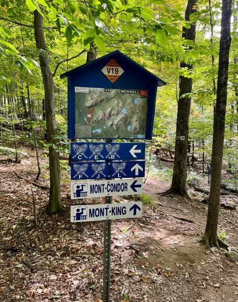 Trail signage toward Mont‑Condor and Mont‑King